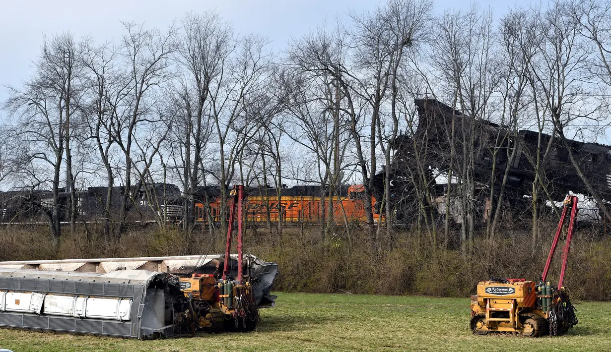 Suasana evakuasi sisa kecelakaan kereta barang di Georgetown, Kentucky, Amerika Serikat, Senin (19/3). Kecelakaan membuat petugas keamanan mengungsikan penduduk setempat akibat kebakaran yang ditimbulkan. (AP Photo/Timothy D. Easley)