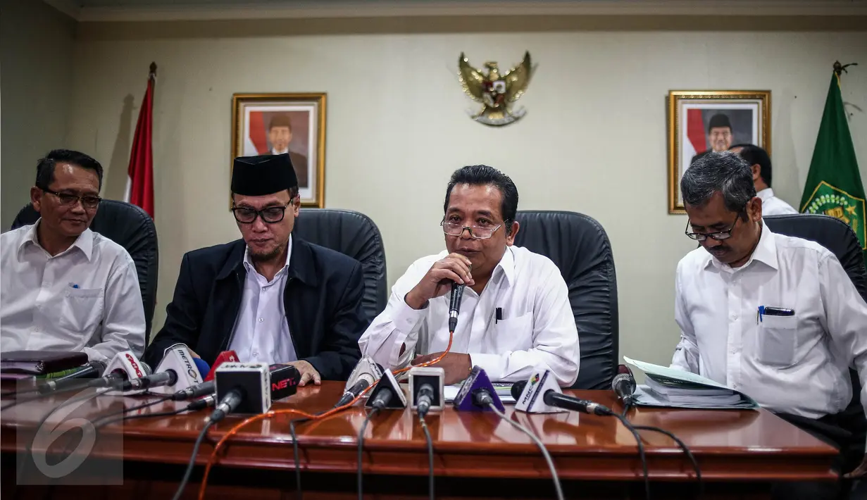 (ki-ka) Karo Hukum dan Kerja sama Luar Negeri Kemenag Ahmad Gunaryo, Irjen Kemenag M. Jassin, Kepala Pusat Informasi dan Humas Kemenag Syafrizal, Sek Ditjen Penyelenggara Haji dan Umroh Kemenag Khasar Faozi, Jakarta, (23/8).  (Liputan6.com/Faizal Fanani)