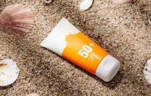 10 Produk Sunscreen Terbaik untuk Kulit Kering Edisi Terbaru 2024