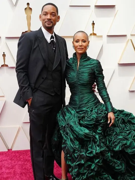 Will Smith dan Jada Pinkett terlihat begitu memukau saat menghadiri Oscar 2022. Will mengenakan tuxedo dari Dolce & Gabbana, sementara Jada tampil dramatis dengan gaun emerald dair Jean Paul Gaultier. (Instagram/estylomag).