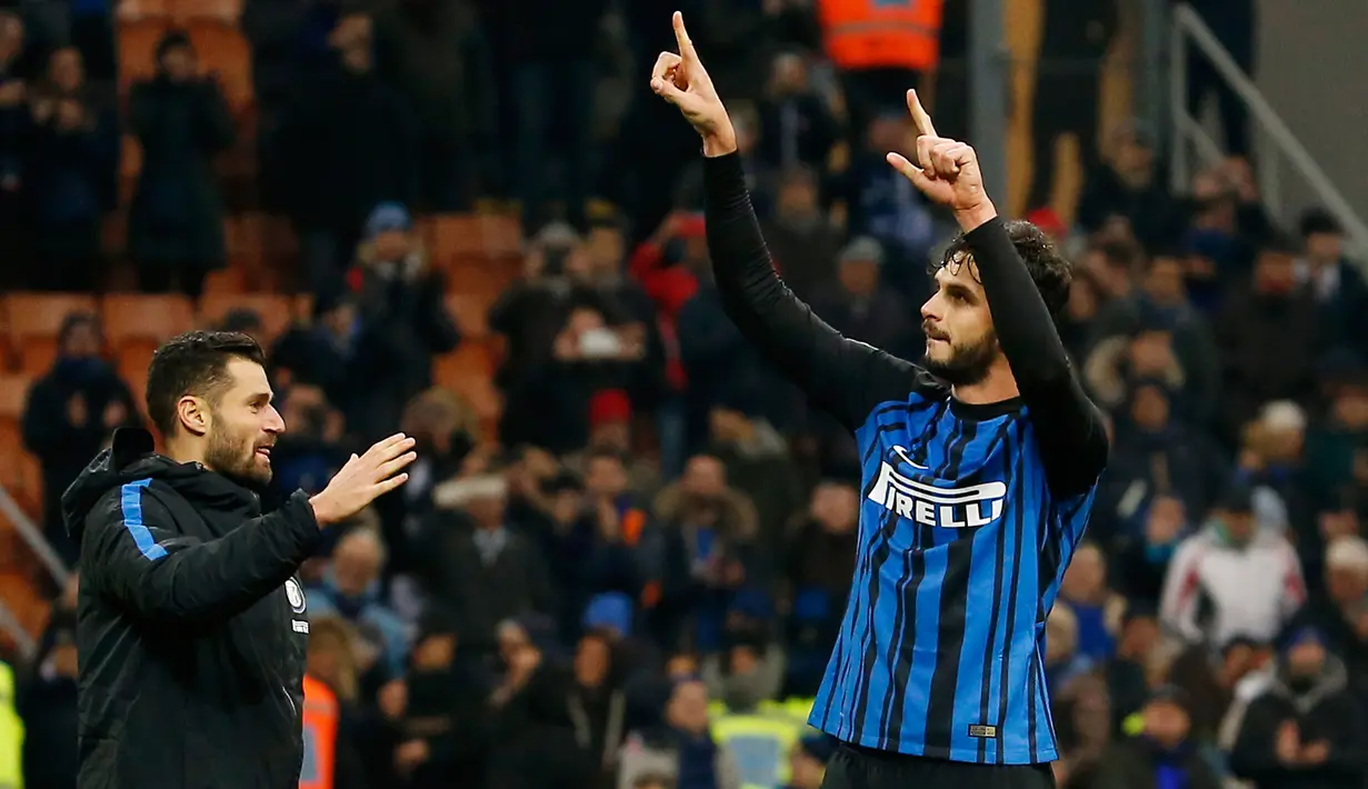 Pemain Inter Milan, Andrea Ranocchia bersama Antonio Candreva merayakan kemenangan tim mereka atas Chievo Verona pada laga ke-15 Serie A, di Stadion San Siro, Minggu (3/12). Inter menggilas tamu mereka dengan lima gol tanpa balas. (AP/Antonio Calanni)