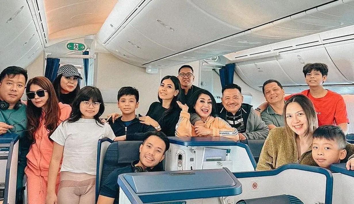 Liburan bersama keluarga, gaya airport Jessica Mila mengenakan jaket berbulu warna coklat. Yakup pun kembali mengenakan polo shirt hitam dipadukan celana beige. @nataliahasibuan