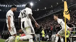 Penyerang Juventus Cristiano Ronaldo (kanan) bersama Emre Can dan Moise Kean merayakan gol ke gawang Atletico Madrid pada leg kedua babak 16 besar Liga Champions di Allianz Stadium, Turin, Selasa (12/3). Ronaldo mencetak hattrick. (Marco BERTORELLO/AFP)