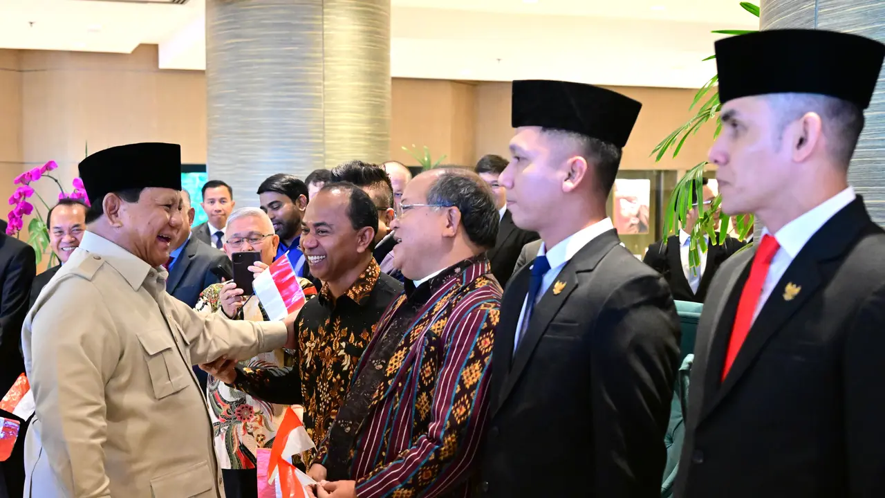 Presiden Prabowo Subianto disambut sejumlah pejabat negara dan jajaran KBRI Brasilia saat tiba di hotel tempatnya menginap di Rio de Janeiro, Brasil, Sabtu 5 Juli 2025.