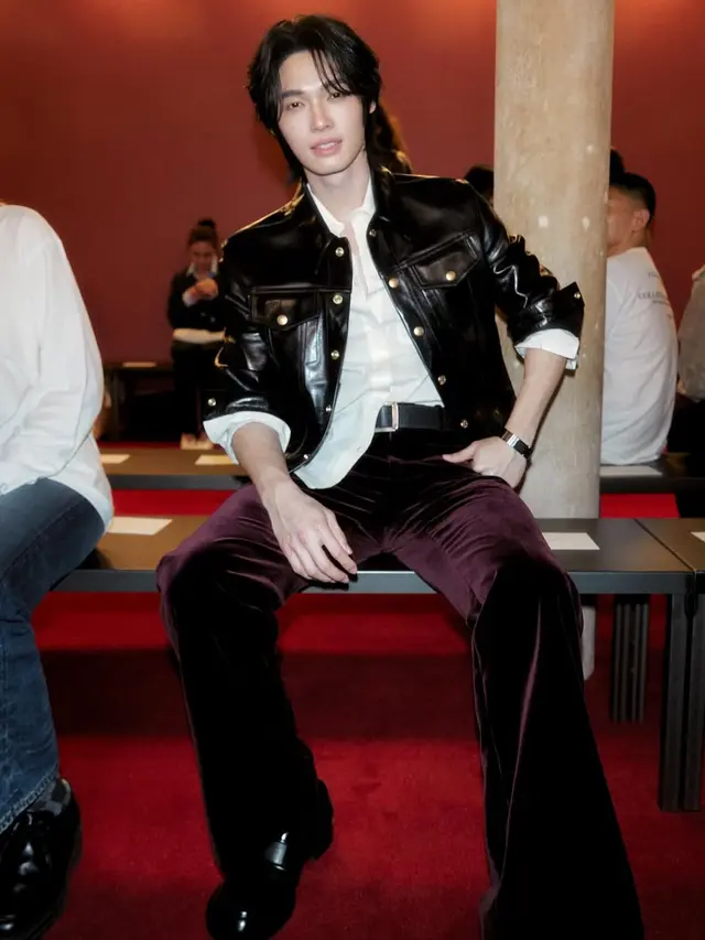 Win Metawin di Acne Studios Paris Fashion Week. [@winmetawin]