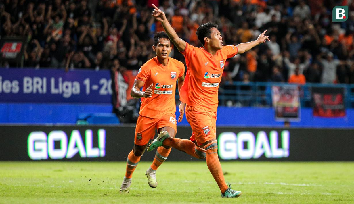 Pemain Borneo FC, Muhammad Alfharezzi melakukan selebrasi setelah mencetak gol pertama timnya ke gawang Madura United pada laga leg kedua semifinal Championship Series BRI Liga 1 2023/2024 di Stadion Batakan, Balikpapan, Kalimantan Timur, Minggu (19/5/2024). (Bola.com/Bagaskara Lazuardi)