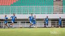 Atep dan rekan-rekannya muai berlatih jelang perebutan tempat ketiga Piala Presiden 2017 melawan Semen Padang saat hujan gerimis menerpa Stadion Pakansari, Bogor, Jumat (10/3/2017). (Bola.com/Nicklas Hanoatubun)