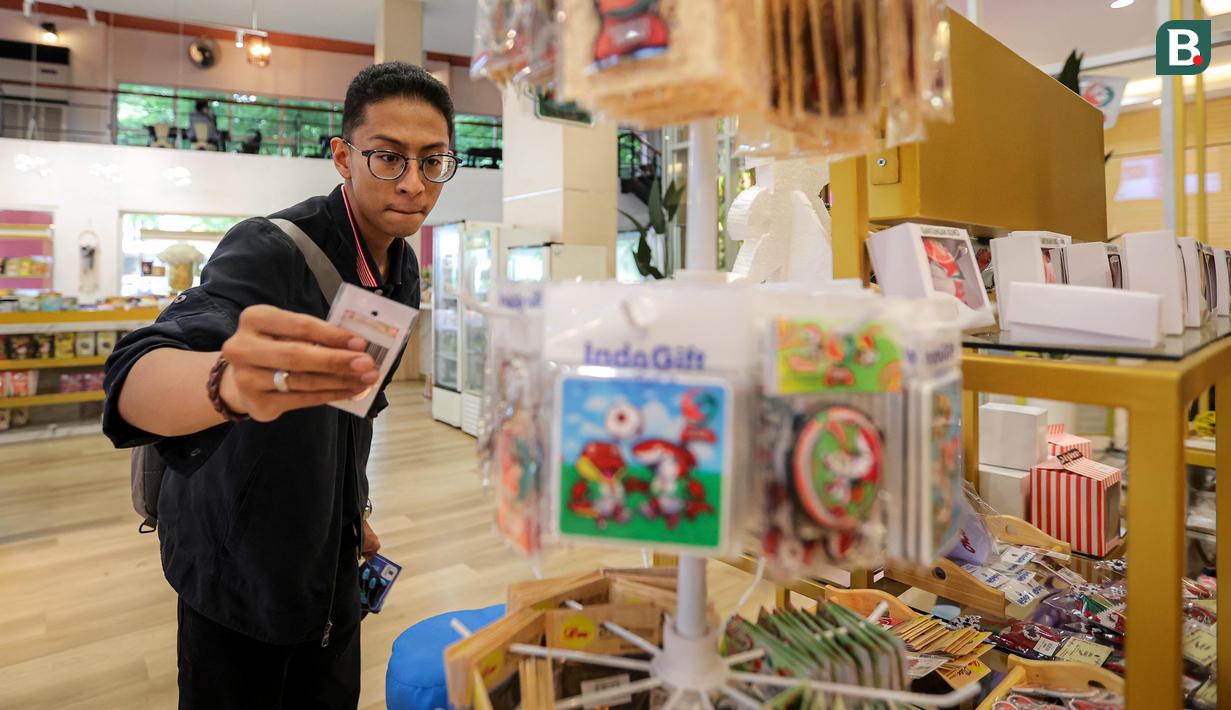 Pengunjung memilih Merchandise Piala Dunia U-17 di Surabaya Kriya Gallery (SKG) Siola yang terletak di Jalan Tunjungan, Surabaya. (Bola.com/Bagaskara Lazuardi)