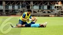 Diego Robbie Michiels sempat mendapat perawatan tim dokter saat berlatih di Stadion GBK Jakarta pada 3 Des 2013 akibat cedera yang didapat beberapa waktu lalu (Liputan6.com/Helmi Fithriansyah)