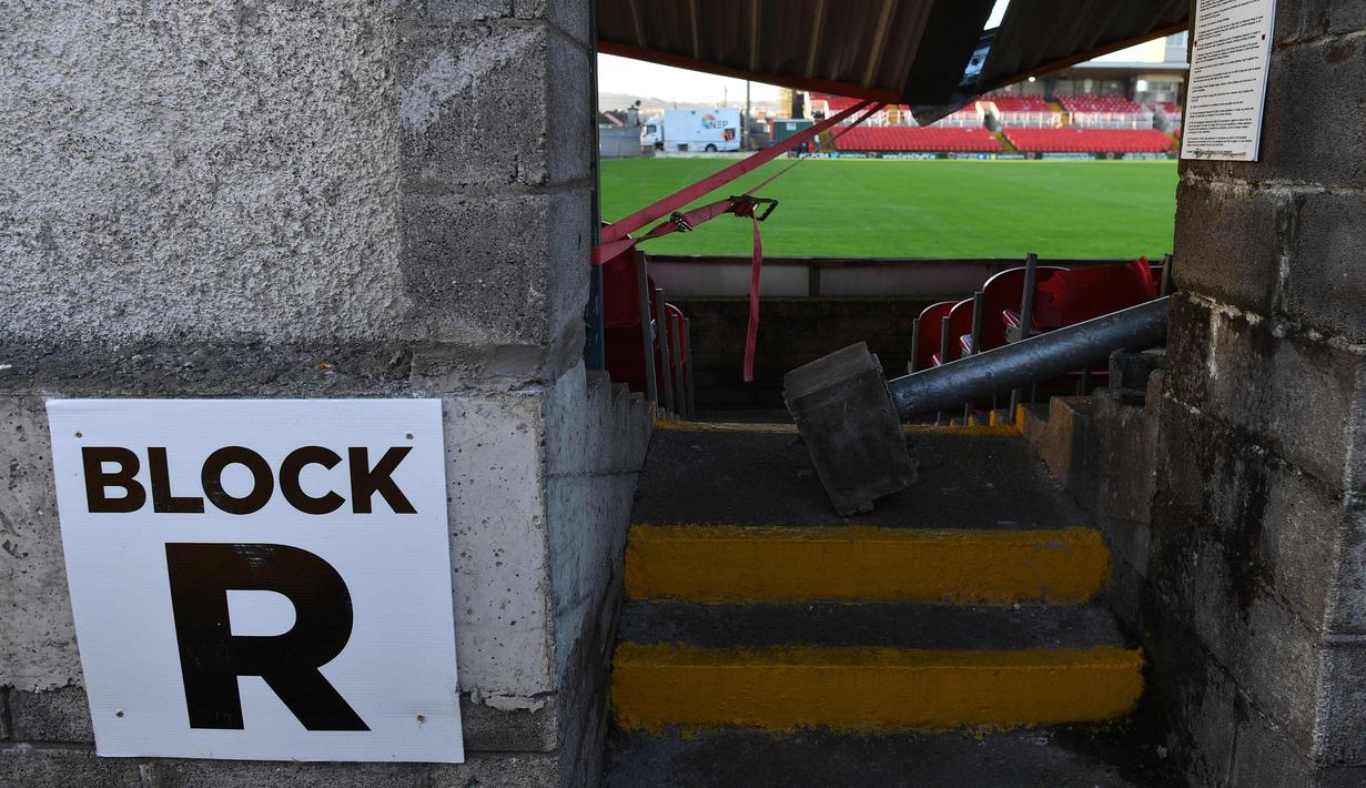 Kondisi stadion Turners Cross usai diterjang badai Ophelia di kota Cork, Irlandia barat daya (17/10). Badai yang pernah menerjang Samudra Atlantik pada 1939 ini menghantam pantai Irlandia yang mengakibatkan kerusakan. (AFP Photo/Ben Stansall)