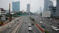 Sejumlah pengendara melintasi tol dalam kota di sekitar Jalan Gatot Subroto, Jakarta, Jumat (1/9). Terkait libur perayaan Idul Adha, sejumlah ruas jalan protokol Ibukota Jakarta terlihat lengang. (Liputan6.com/Helmi Fithriansyah)