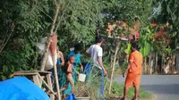 Krisis air membuat warga Desa Bulango Raya, Gorontalo, terpaksa buang hajat di pinggir pantai dan semak belukar. (Liputan6.com/ Arfandi Ibrahim)