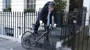 Mantan Wali Kota London, Boris Johnson menggunakan sepeda saat akan meninggalkan rumahnya di London , Inggris, (21/6). Boris Johnson digantikan Sadiq Khan yang terpilih menjadi Wali Kota London. (REUTERS / Peter Nicholls)