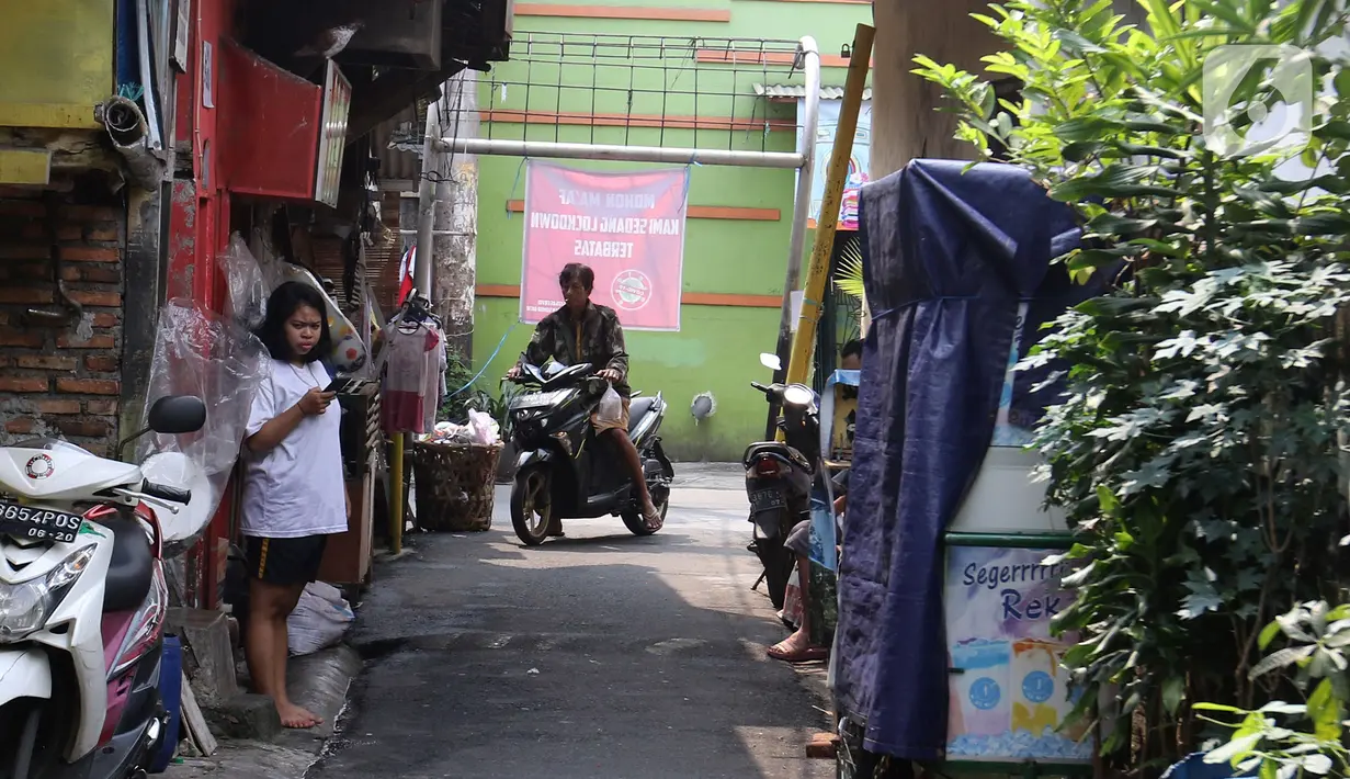 Aktivitas warga di kawasan Intan Berduri, Sumur Batu, Jakarta, Rabu (9/06/2021). Kelurahan Sumur Batu memberlakukan mikro lockdown di RT 1, RT 2 dan RT di RW 03 setelah 34 warga positif COVID-19. (Liputan6.com/Herman Zakharia)