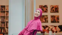 Potret Natasha Rizky mengenakan baju renang muslimah (Sumber: Instagram/@natasharizkynew)