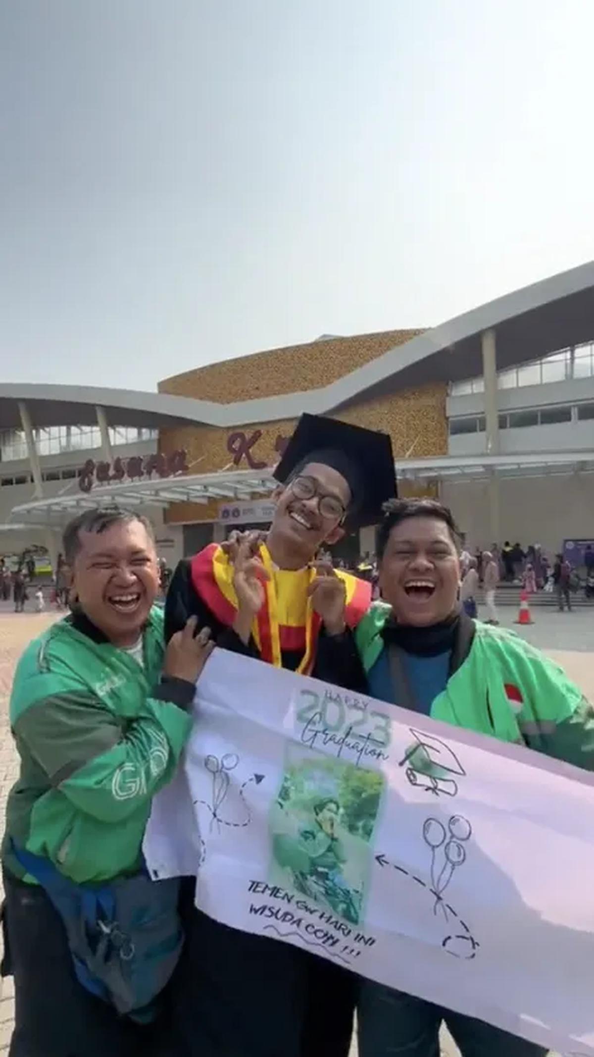 Wisuda Dikawal Teman Seperjuangan