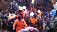 Tim Basarnas Surabaya menemukan tiga jenazah yang masih satu keluarga. Mereka korban longsor di Desa Jambesari, Sumberbaru, Kabupaten Jember, Jawa Timur. (Liputan6.com/Dian Kurniawan)