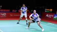 Ganda campuran Indonesia Praveen Jordan / Melati Daeva Oktavianti saat melawan Dhruv Kapila / Reddy N. Sikki (India) pada babak pertama Daihatsu Indonesia Masters 2021 di Bali International Convention Center, Rabu (17/11/2021). Praveen / Melati kalah 11-21 dan 20-22 dalam 30 menit. (HUMAS PP PBSI)