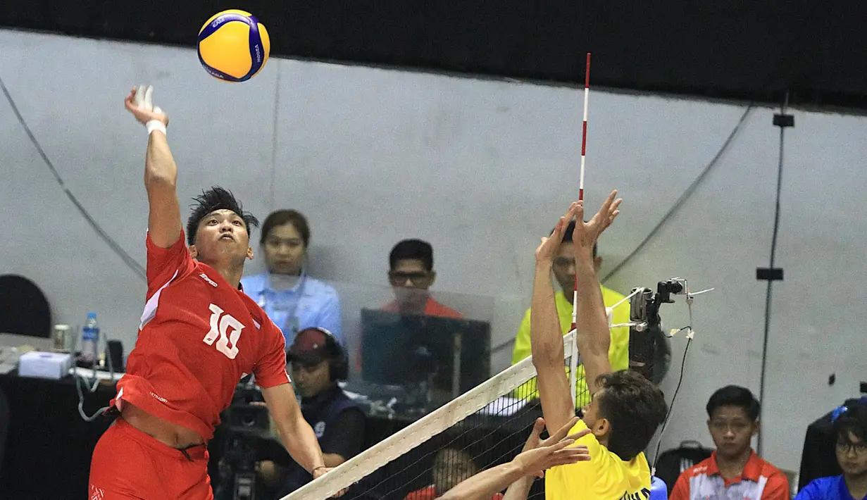<p>Pemain Timnas voli putra Indonesia U-20, Farchan Vachrezy (kiri) melepaskan spike saat menghadapi India pada laga perempatfinal Kejuaraan Bola Voli Asia Putra AVC U-20 2024 di Jawa Pos Arena Surabaya, Sabtu (27/7/2024) malam. Timnas voli putra Indonesia U-20 menang 3-1 (25-20, 25-23, 16-25 dan 25-18). (Dok. PBVSI)</p>