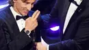 Bintang sepak bola Kroasia, Luka Modric berpose dengan Presiden FIFA Gianni Infantino saat menerima penghargaan Pemain Terbaik Pria FIFA 2018 dalam malam The Best FIFA Football Awards 2018 di Royal Festival Hall, London, Senin (24/9). (AP/Frank Augstein)