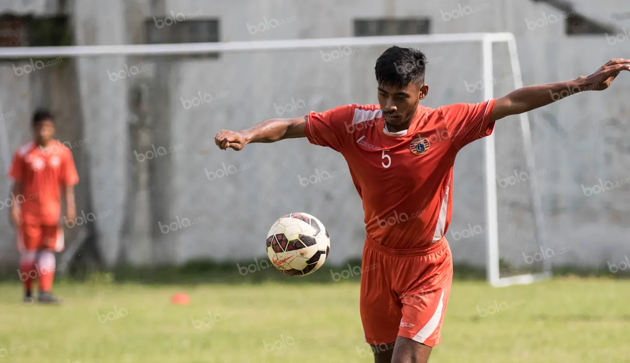 Gelandang Persija Jakarta, Syahroni, mengontrol bola saat latihan di Lapangan Villa 2000 Pamulang, Tangerang Selatan, Jumat (8/4/2016). Latihan ini merupakan persiapan terakhir jelang Trofeo Persija. (Bola.com/Vitalis Yogi Trisna)