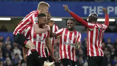 Para pemain Brentford melakukan selebrasi usai pemain Chelsea Cesar Azpilicueta mencetak gol bunuh diri pada pertandingan sepak bola Liga Inggris antara Chelsea dan Brentford di Stadion Stamford Bridge, London, Inggris, Rabu (26/4/2023). (AP Photo/Kirsty Wigglesworth)