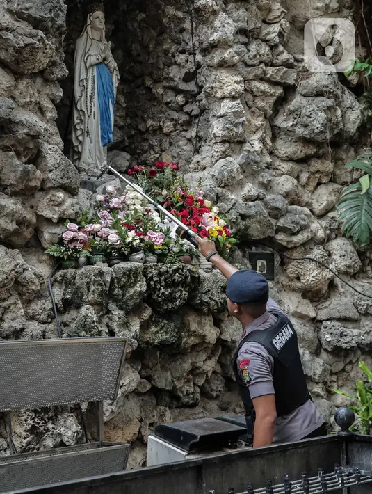 Tim Gegana Polda Metro Jaya menyisir area di Gereja Katedral, Jakarta, Selasa (24/12/2019). Penyisiran dilakukan untuk memastikan keamanan serta membuat jemaat kusyuk beribadah saat misa Natal pada pukul 17.00 WIB, 20.00 WIB, dan 22.00 WIB. (Liputan6.com/Faizal Fanani)