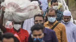 Orang-orang meninggalkan kota menuju kampung halaman mereka menjelang perayaan idulfitri di tengah pandemi corona Covid-19, di Dhaka, Selasa (11/5/2021). Mereka yang bermukim di kota-kota besar Bangladesh ingin mengunjungi keluarga di kampung halaman saat Lebaran tiba. (Munir Uz zaman/AFP)