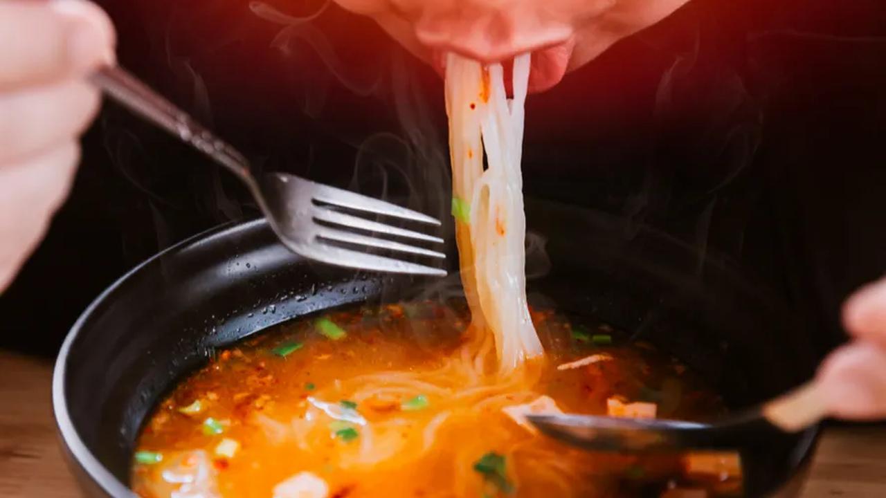 Yup, bagi kebanyakan orang, makanan pedas memang dapat menambah kenikmatan bersantap dan bahkan meningkatkan nafsu makan.