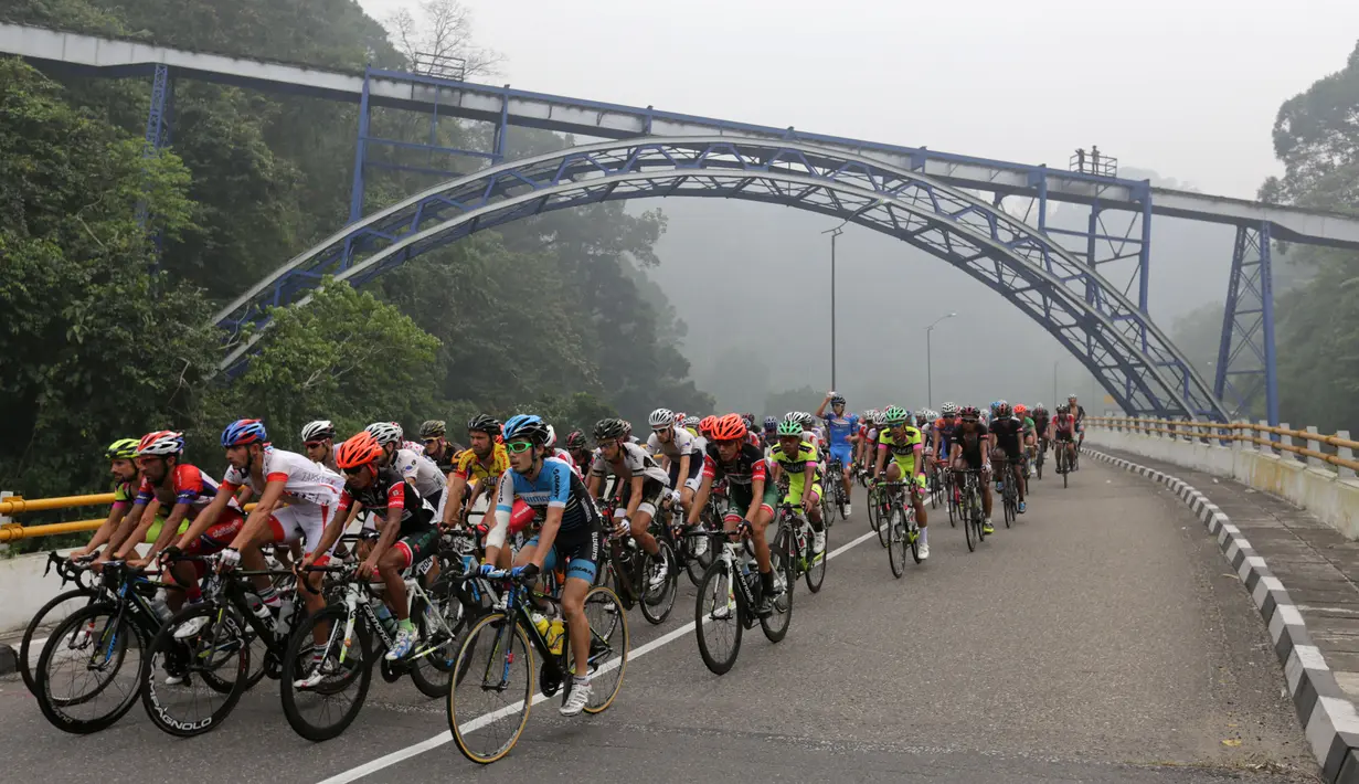 Para pebalap sedang melewati Lembah Anai, Kabupaten Tanah Datar dalam Etape 6 Tour de Singkarak 2015, Kamis (8/10/2015). (Bola.com/Arief Bagus)