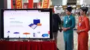 Model menunjukkan website layanan GarudaShop di Bandara T3 Soekarno-Hatta, Tangerang, Banten, Selasa (13/2). Langkah ini diambil Garuda Indonesia untuk mengejar pendapatan di luar penjualan tiket. (Liputan6.com/Angga Yuniar)