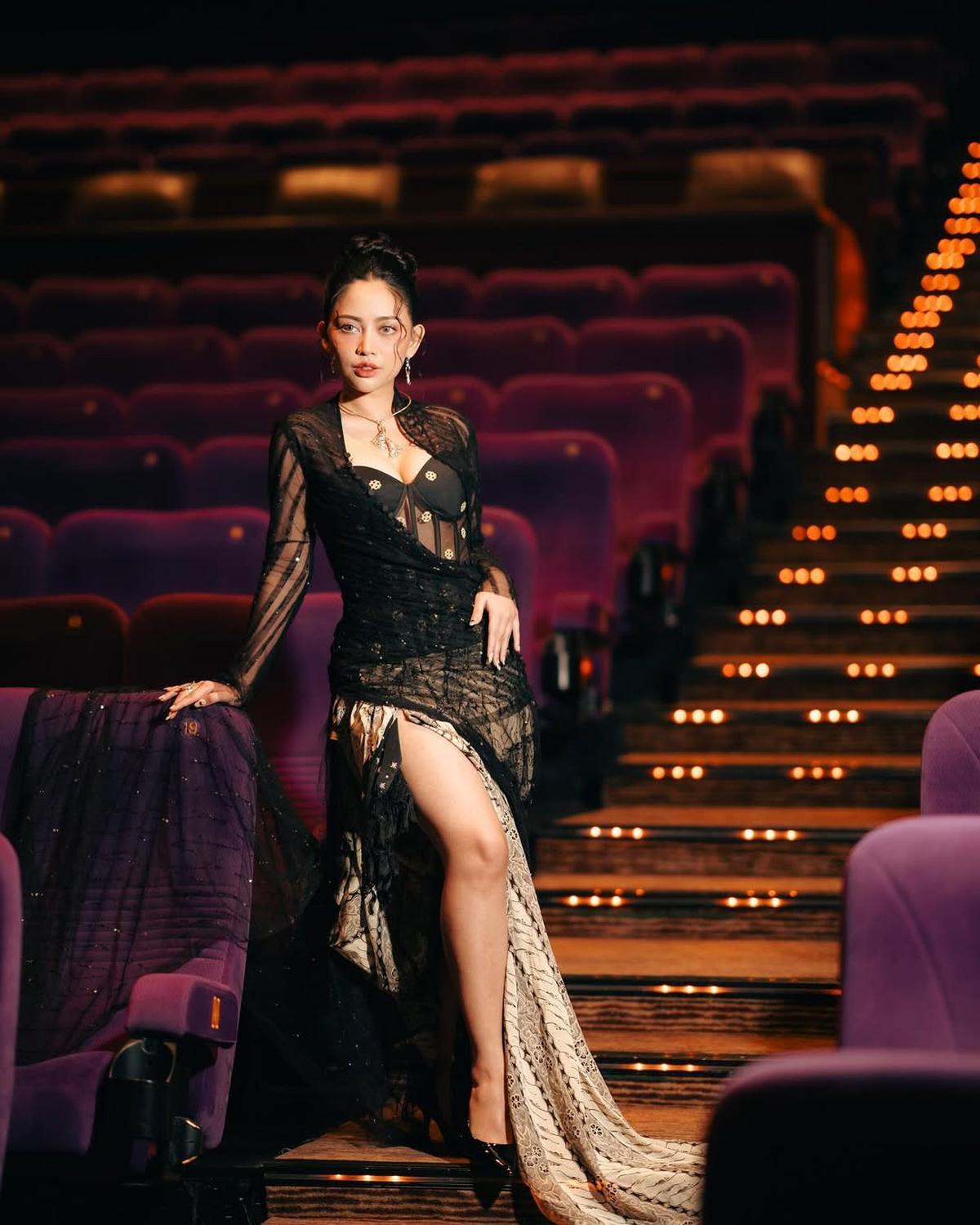 Potret Cantik Rachel Venya Pakai Kebaya Hitam Transparan di Gala Premiere Film 'HUTANG NYAWA'