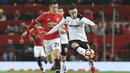 Pemain Derby County, Tom Lawrence (kanan) mencoba melewati adangan pemain Manchester United, Ander Herrera pada laga PIala FA di Old Trafford, Manchester, (5/1/2018). Manchester United menang 2-0. (AFP/Lindsey Parnaby)