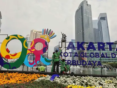 Pekerja menyelesaikan pembuatan ornamen menyambut Hari Ulang Tahun (HUT) ke-498 kota Jakarta di Bundaran Hotel Indonesia, Sabtu (21/6/2022). (Liputan6.com/Angga Yuniar)