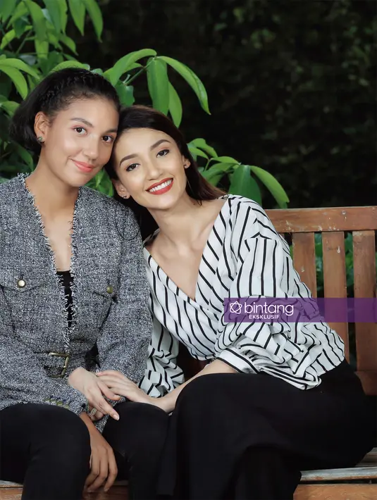 Ditengah kisruh rumah tangga dan rasa rindu terhadap kedua buah hatinya, Tsania sedikit lega. Lantaran sang adik, Ghina Raihanah Tadjoedin, terpilih menjadi salah satu Paskibraka tingkat Provinsi DKI Jakarta. (Adrian Putra/Bintang.com)