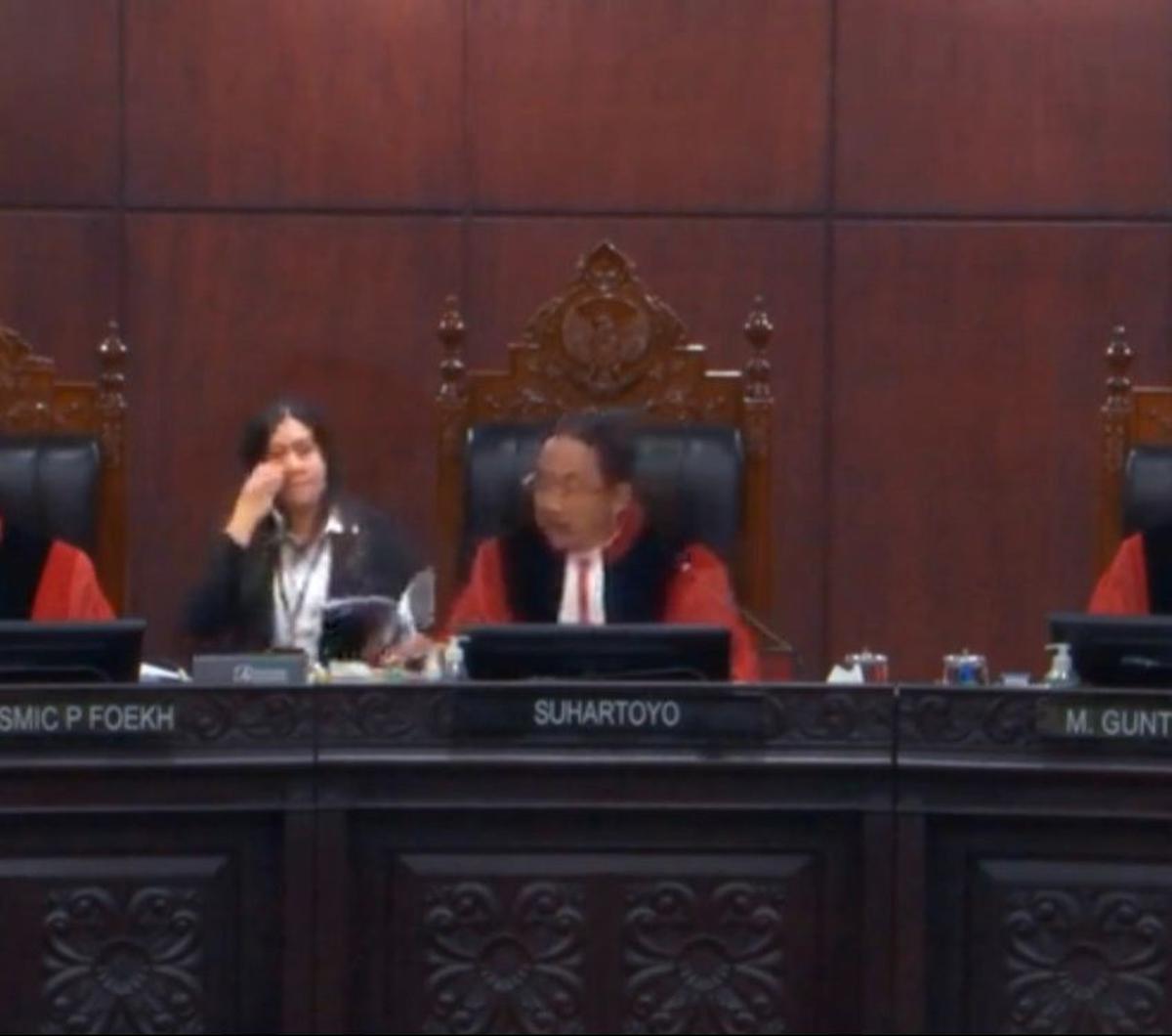 “Memerintahkan kepada KPU untuk melaksanakan putusan ini dan memerintahkan kepada Bawaslu untuk melakukan pengawasan terhadap putusan ini,” tutup Darma.<br>