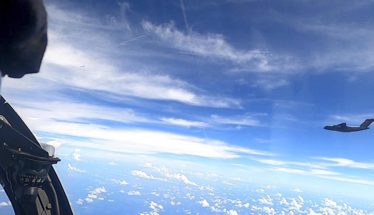 Foto yang diambil pada 31 Mei 2021 dan dirilis pada 1 Juni 2021 menunjukkan pesawat Ilyushin Il-76 milik China PLAAF yang menurut otoritas Malaysia berada di wilayah udara di atas zona maritim Malaysia dekat pantai negara bagian Sarawak di pulau Kalimantan. (Royal Malaysian Air Force via AP)