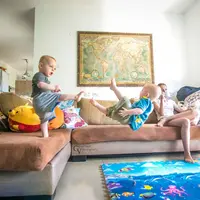 Bayi kembar ini punya cara unik untuk seru-seruan, bapaknya kreatif banget!