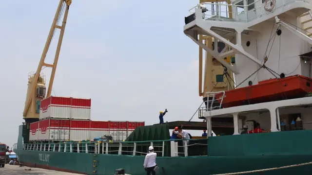 Holding Perkebunan Nusantara PTPN III (Persero) mengirim pasokan 300 ribu liter minyak goreng dan 800 ton gula ke Indonesia timur. (Dok PTPN III)