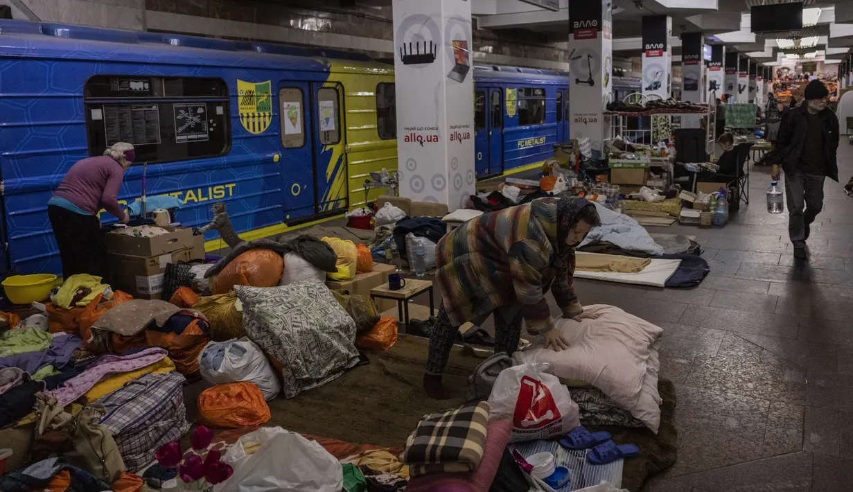 Orang-orang beristirahat di kereta bawah tanah kota Kharkiv, di Ukraina timur, Kamis (19/5/2022). Meskipun pengeboman di Kharkiv telah berkurang dan kereta bawah tanah tersebut diperkirakan akan beroperasi awal minggu depan, beberapa penduduk masih menggunakannya sebagai tempat perlindungan bom sementara. (AP Photo/Bernat Armangue)