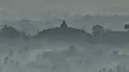 Pemandangan Candi Borobudur saat pagi hari dari Punthuk Setumbu, Magelang, Jawa Tengah, Jumat (19/10). Dari Punthuk Setumbu tempat ini wisatawan bisa melihat kemegahan Candi Borobudur. (Liputan6.com/Herman Zakharia)
