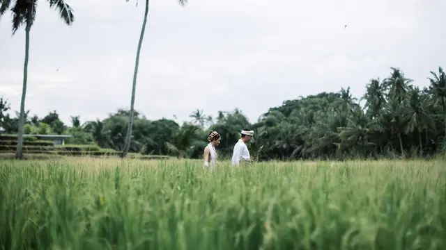 10 Gaya Pemotretan Prewedding Laura Theux dan Kekasih, Usung Konsep Bali