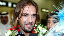 Gabriel Batistuta. Striker ini didatangkan Inter Milan dari AS Roma dengan status pinjaman pada pertengahan musim 2002/2003 saat berusia 34 tahun. Ia dipinjamkan selama 6 bulan dengan kemampuannya yang mulai menurun dan hanya tampil dalam 12 laga dengan mencetak 2 gol. (Foto: AFP/Karim Jaafar)