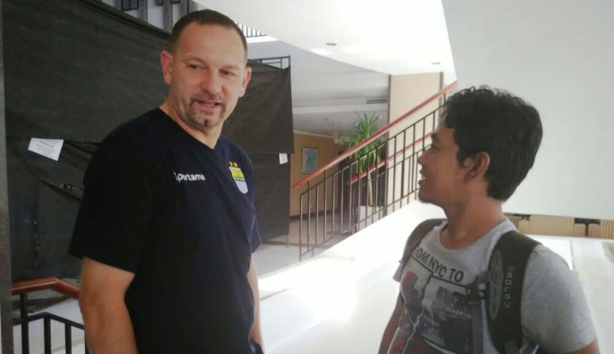 Pelatih Persib Bandung Dejan Antonic tetap rileks menjelang laga kontra Bhayangkara Surabaya United.