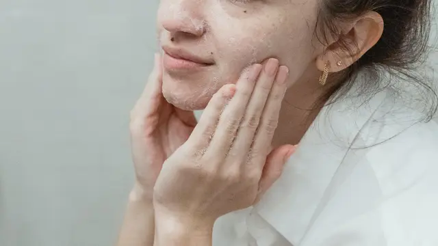 Rutinitas Skincare yang Tepat untuk Menjaga Skin Barrier di Cuaca Ekstrem