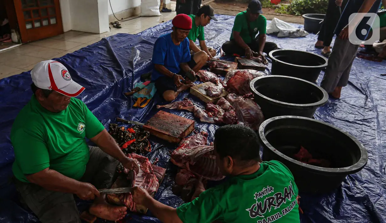 Penyembelihan hewan kurban untuk semakin mendekatkan diri kepada Allah SWT. (Liputan6.com/Angga Yuniar)