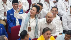 Siti Hediati Hariyadi (Titiek Soeharto) bersama Didiet Hediprasetyo saat hadir dalam penetapan Prabowo-Gibran sebagai presiden terpilih hasil Pilpres 2024 di kantor Komisi Pemilihan Umum Republik Indonesia, Jakarta, Rabu (24/4/2024). (Liputan6.com/Angga Yuniar)
