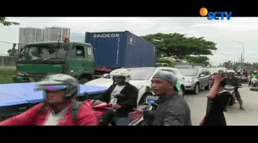 Kecelakaan wanita di Cengkareng bermula saat motor yang ditumpanginya menabrak gerobak roti keliling lalu terpental hingga terlindas truk.