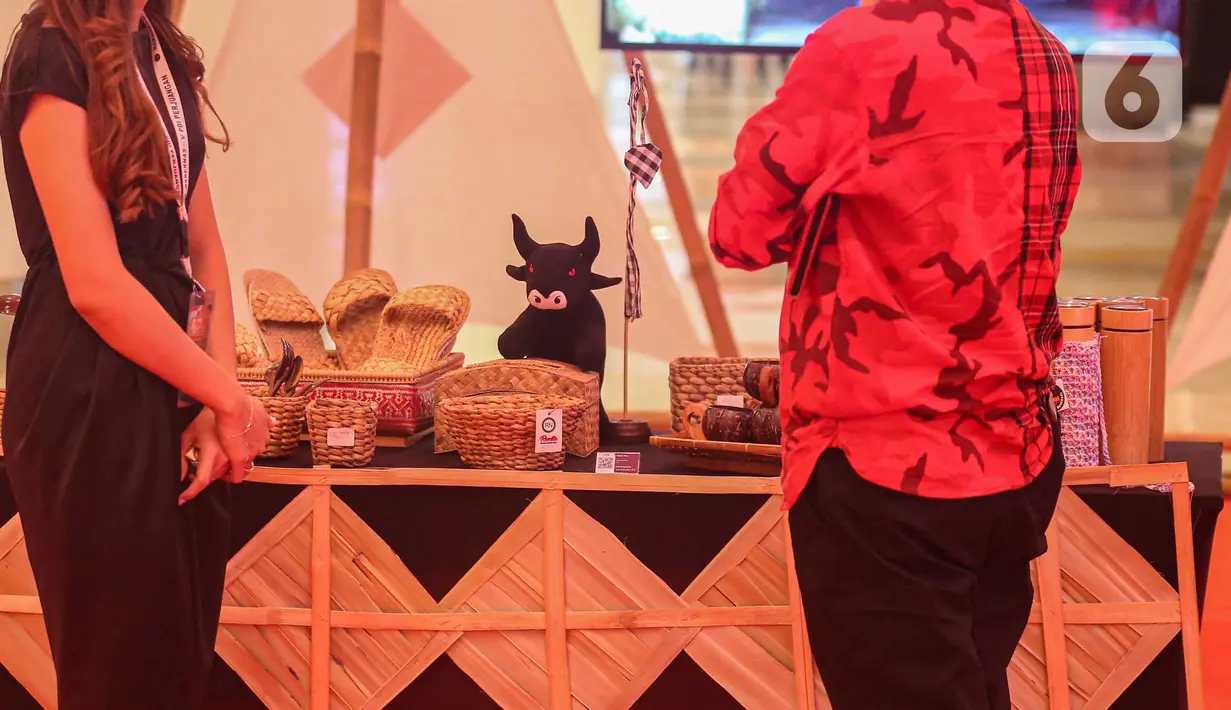 Stand pameran usaha mikro, kecil, dan menengah (UMKM) binaan PDIP di sekitar lokasi Rapat Kerja Nasional (Rakernas) ke-V PDI Perjuangan di Beach City International Stadium, Ancol, Jakarta, Sabtu (25/5/2024). (Liputan6.com/Angga Yuniar)