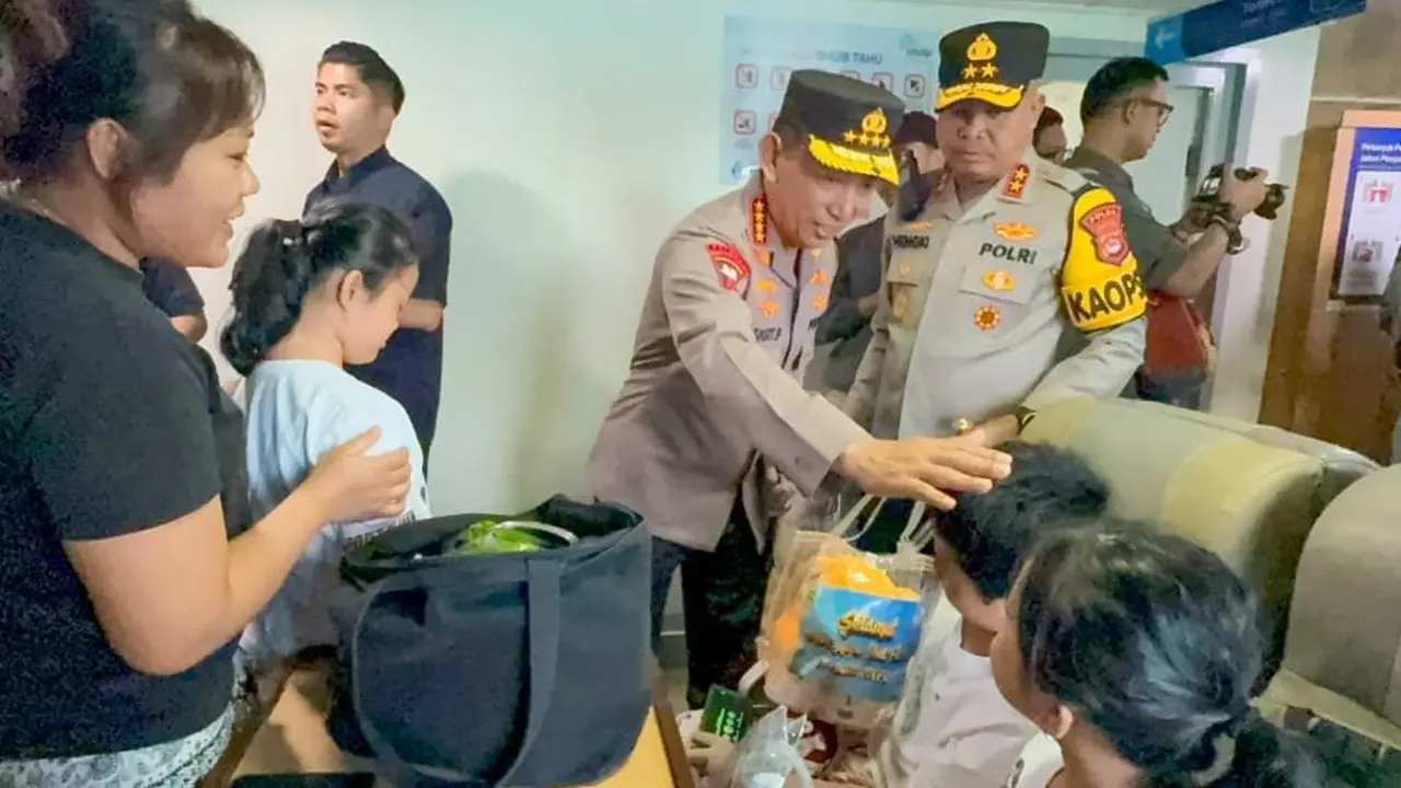 Kapolri Jenderal Listyo Sigit Prabowo meninjau arus mudik Lebaran 2026 di Dermaga Eksekutif Pelabuhan Merak, Banten Jumat (13/3/2025).